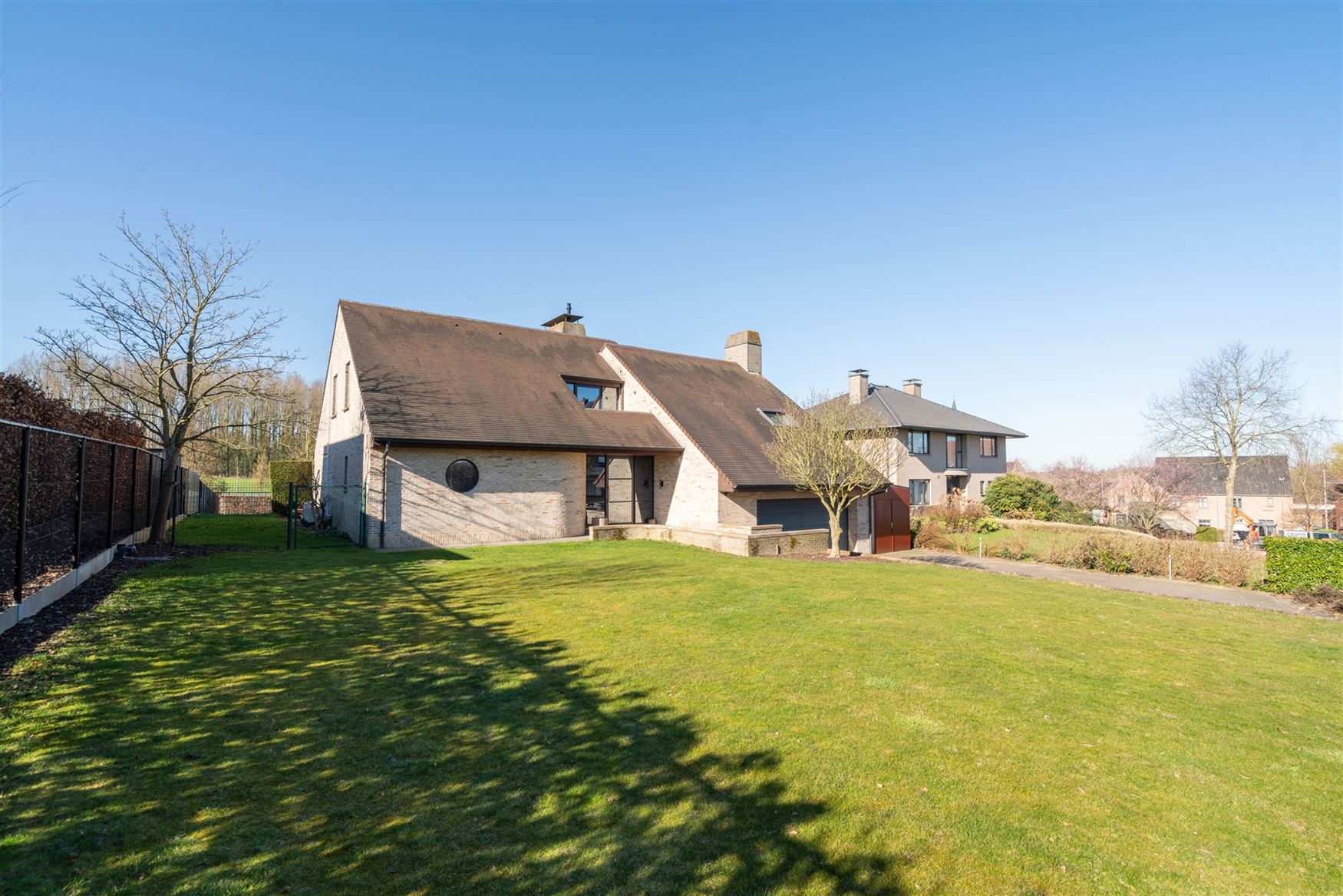 In het groene en rustige Oosterzele, verscholen in een prachtige natuurlijke omgeving, bevindt zich deze indrukwekkende villa die ruimte, comfort en e...