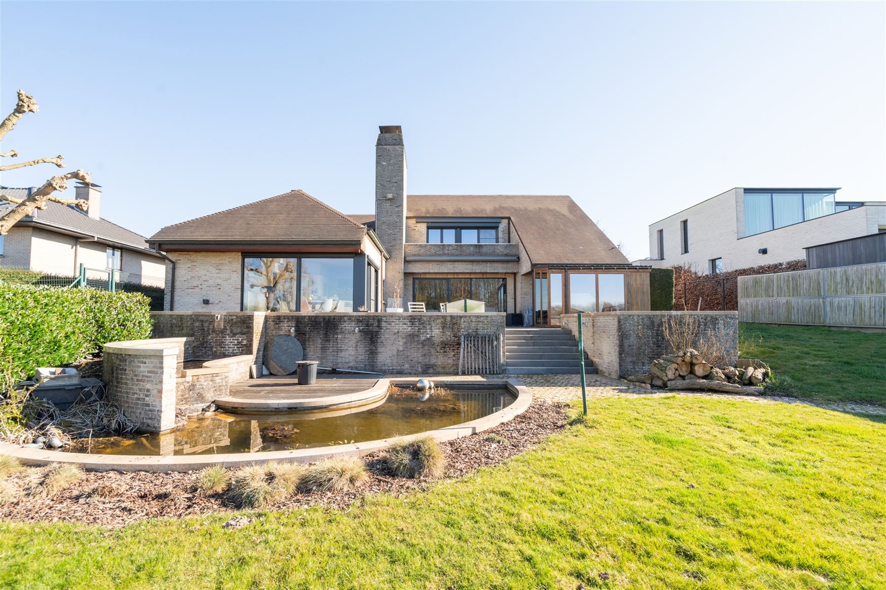 In het groene en rustige Oosterzele, verscholen in een prachtige natuurlijke omgeving, bevindt zich deze indrukwekkende villa die ruimte, comfort en e...