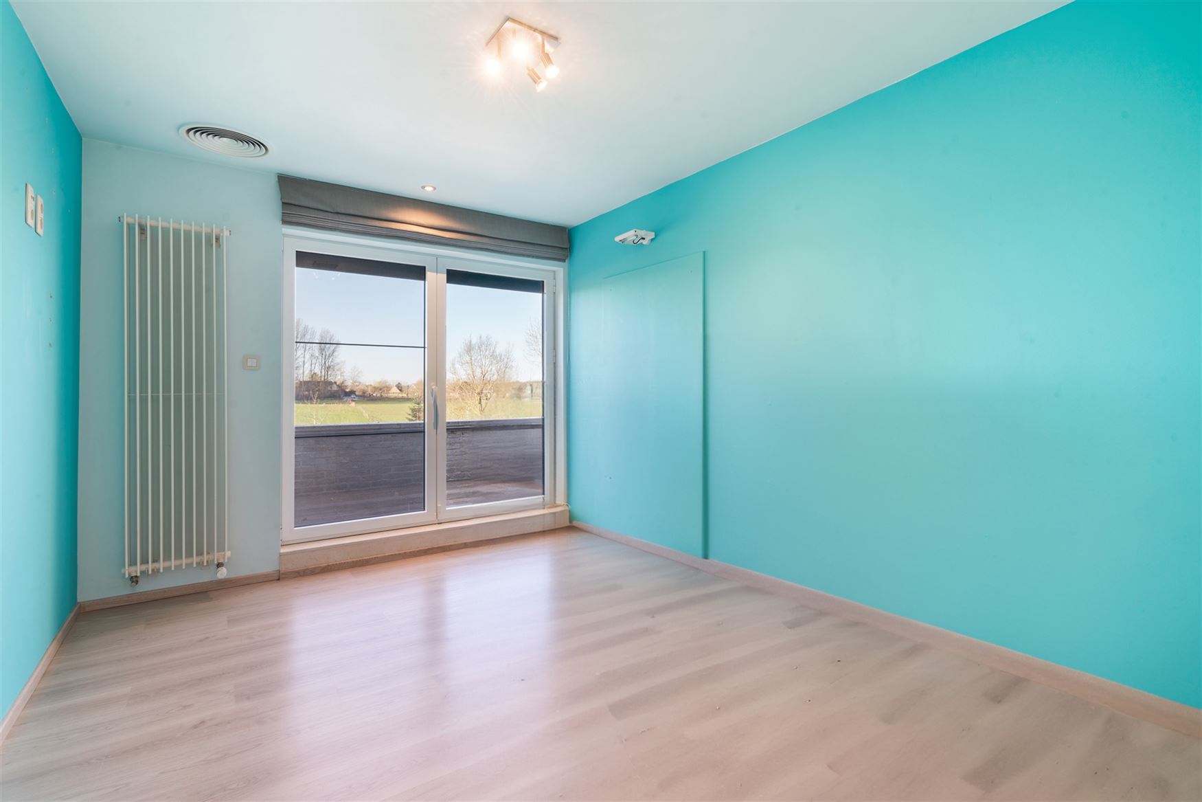 In het groene en rustige Oosterzele, verscholen in een prachtige natuurlijke omgeving, bevindt zich deze indrukwekkende villa die ruimte, comfort en e...