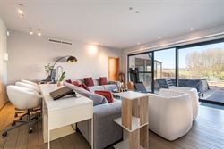 In het groene en rustige Oosterzele, verscholen in een prachtige natuurlijke omgeving, bevindt zich deze indrukwekkende villa die ruimte, comfort en e...