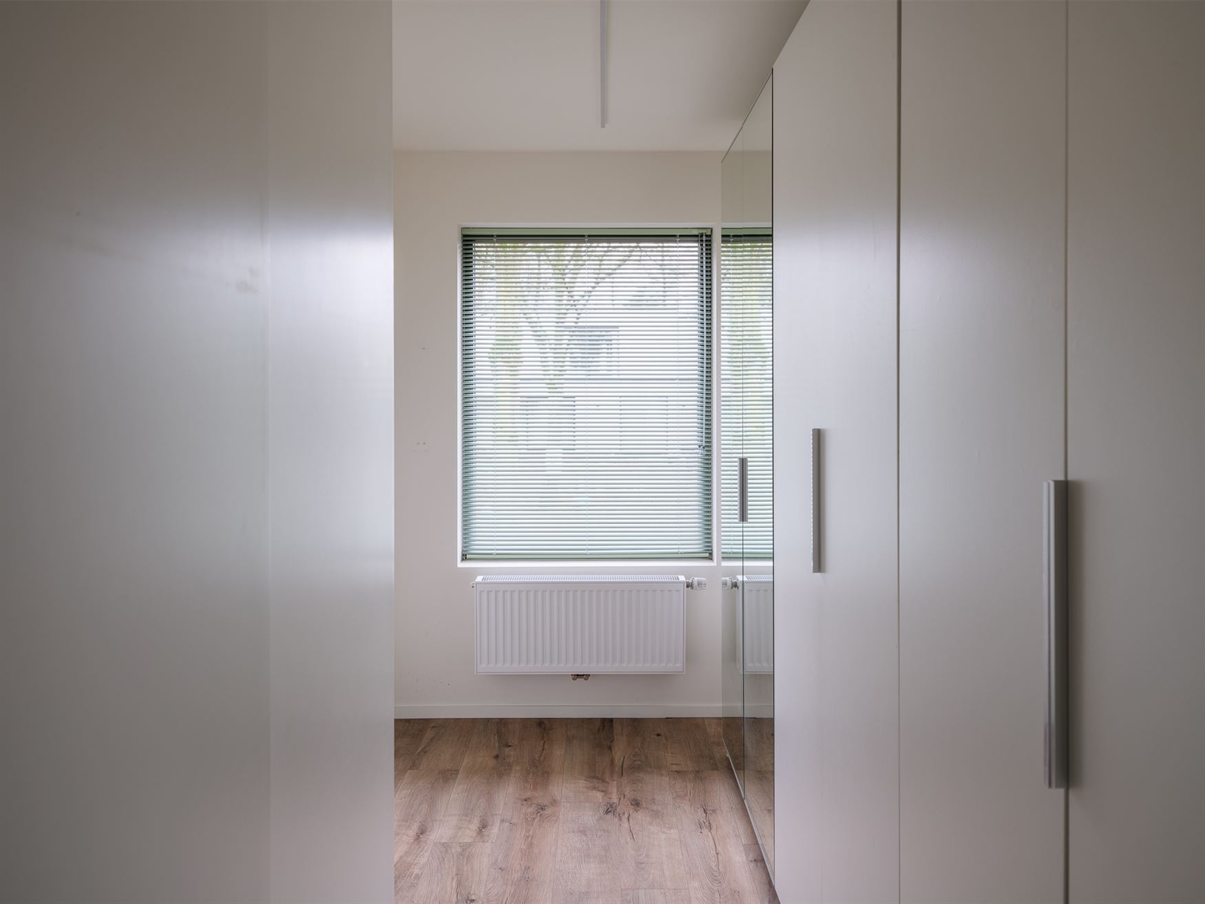 In het gegeerde en rustige Rijvisschepark te Zwijnaarde bevindt zich deze volledig gerenoveerde, luxueus afgewerkte eigendom met een uitzonderlijke EP...