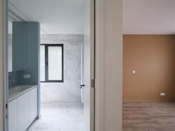 In het gegeerde en rustige Rijvisschepark te Zwijnaarde bevindt zich deze volledig gerenoveerde, luxueus afgewerkte eigendom met een uitzonderlijke EP...