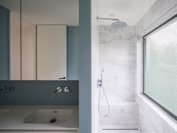 In het gegeerde en rustige Rijvisschepark te Zwijnaarde bevindt zich deze volledig gerenoveerde, luxueus afgewerkte eigendom met een uitzonderlijke EP...