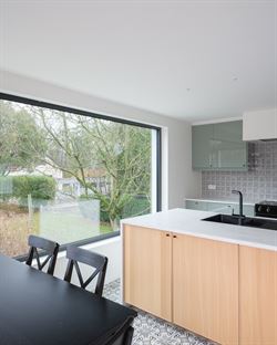 In het gegeerde en rustige Rijvisschepark te Zwijnaarde bevindt zich deze volledig gerenoveerde, luxueus afgewerkte eigendom met een uitzonderlijke EP...