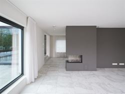 In het gegeerde en rustige Rijvisschepark te Zwijnaarde bevindt zich deze volledig gerenoveerde, luxueus afgewerkte eigendom met een uitzonderlijke EP...