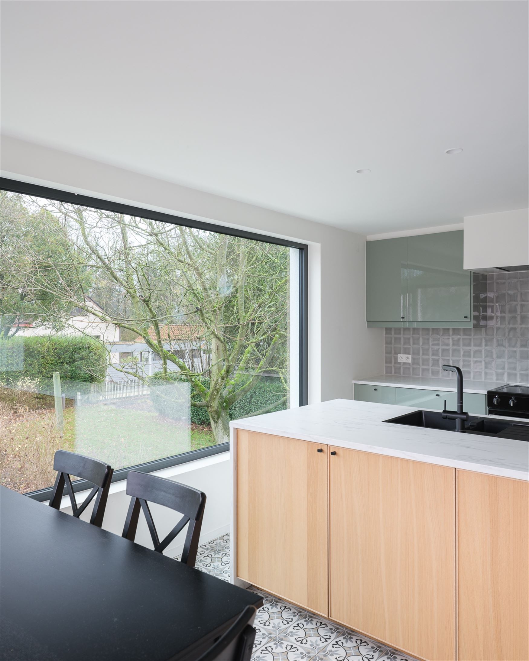 In het gegeerde en rustige Rijvisschepark te Zwijnaarde bevindt zich deze volledig gerenoveerde, luxueus afgewerkte eigendom met een uitzonderlijke EP...