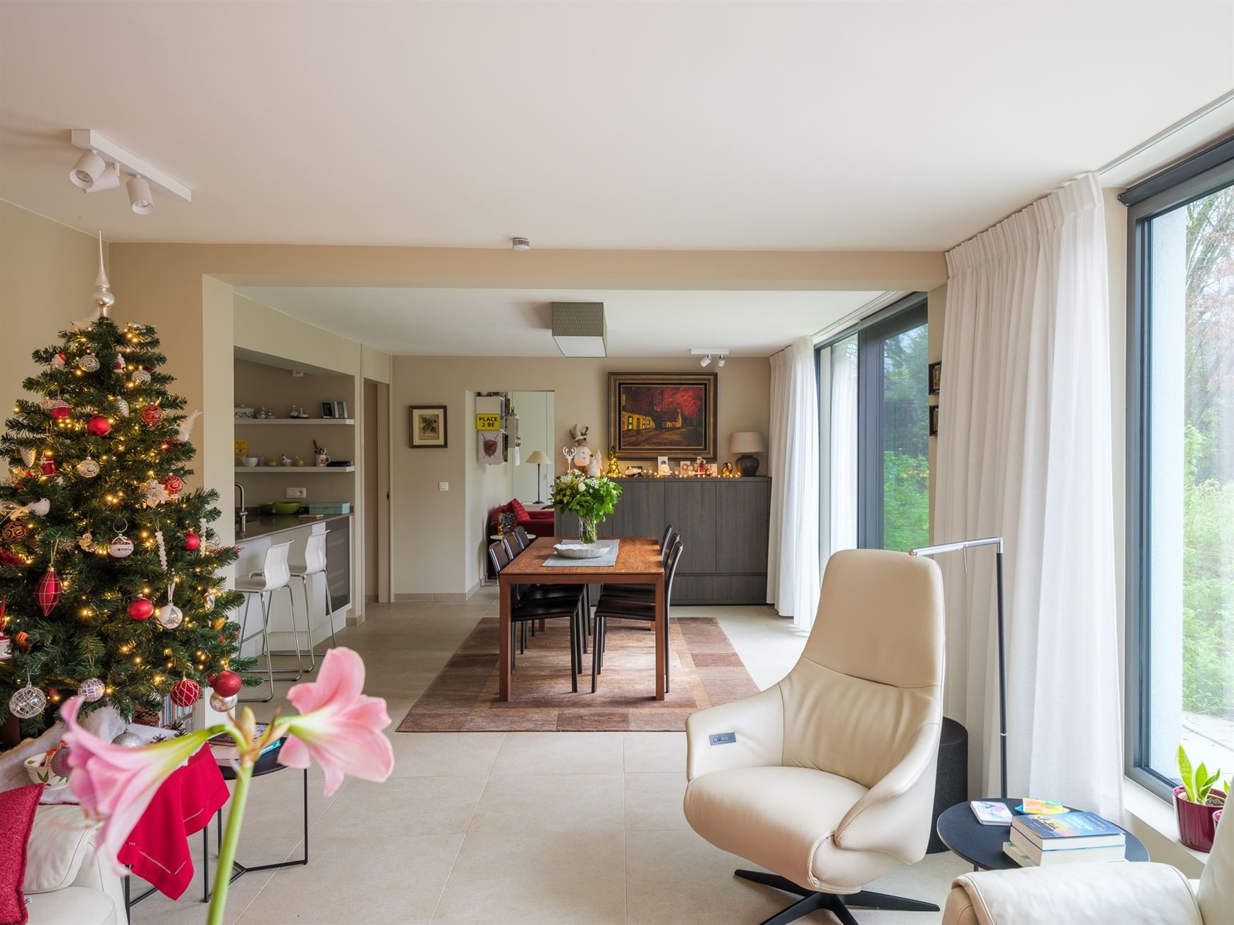 In het gegeerde en rustige Rijvisschepark te Zwijnaarde bevindt zich deze volledig gerenoveerde, luxueus afgewerkte eigendom met een uitzonderlijke EP...