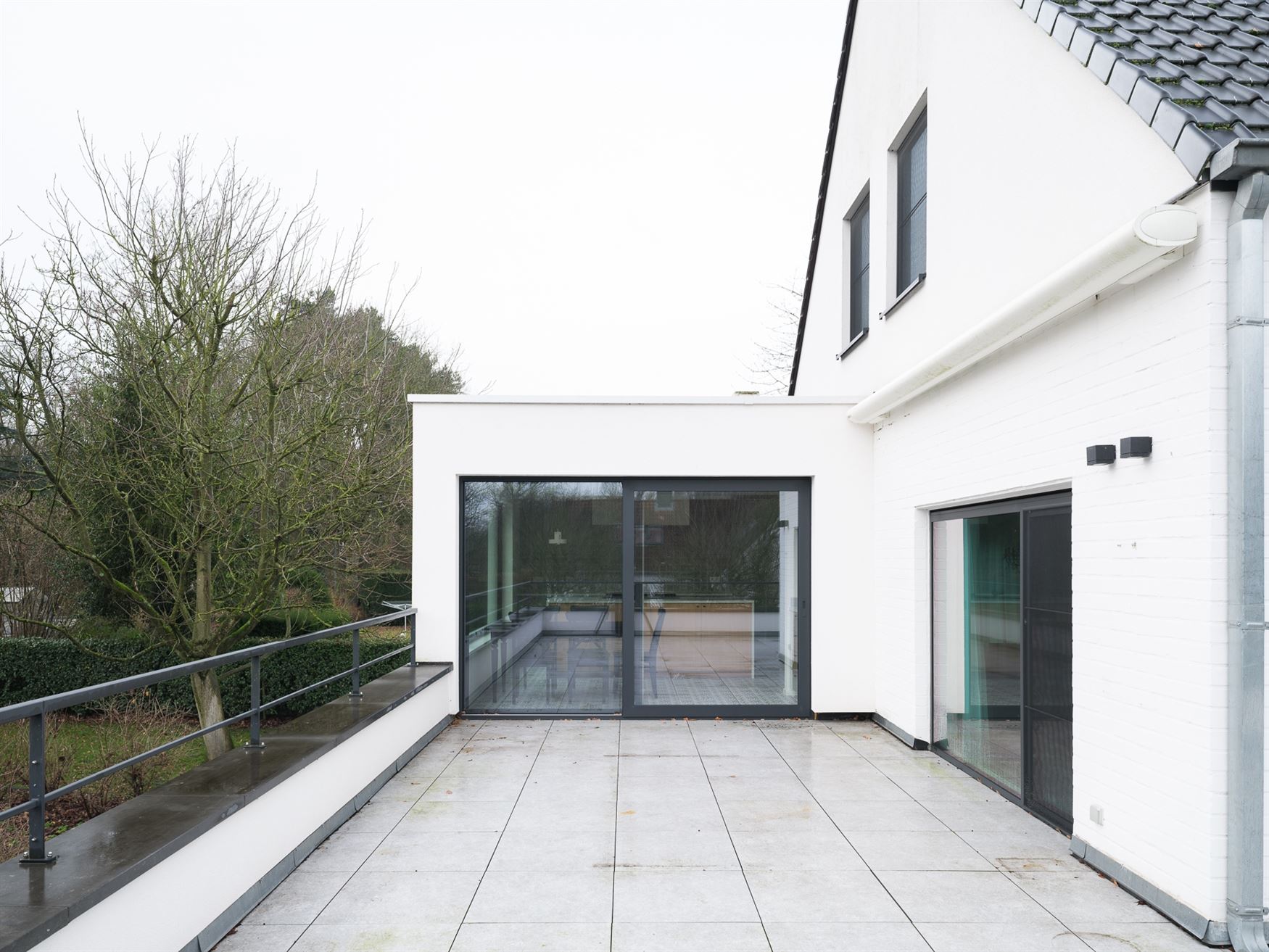 In het gegeerde en rustige Rijvisschepark te Zwijnaarde bevindt zich deze volledig gerenoveerde, luxueus afgewerkte eigendom met een uitzonderlijke EP...