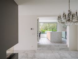 In het gegeerde en rustige Rijvisschepark te Zwijnaarde bevindt zich deze volledig gerenoveerde, luxueus afgewerkte eigendom met een uitzonderlijke EP...