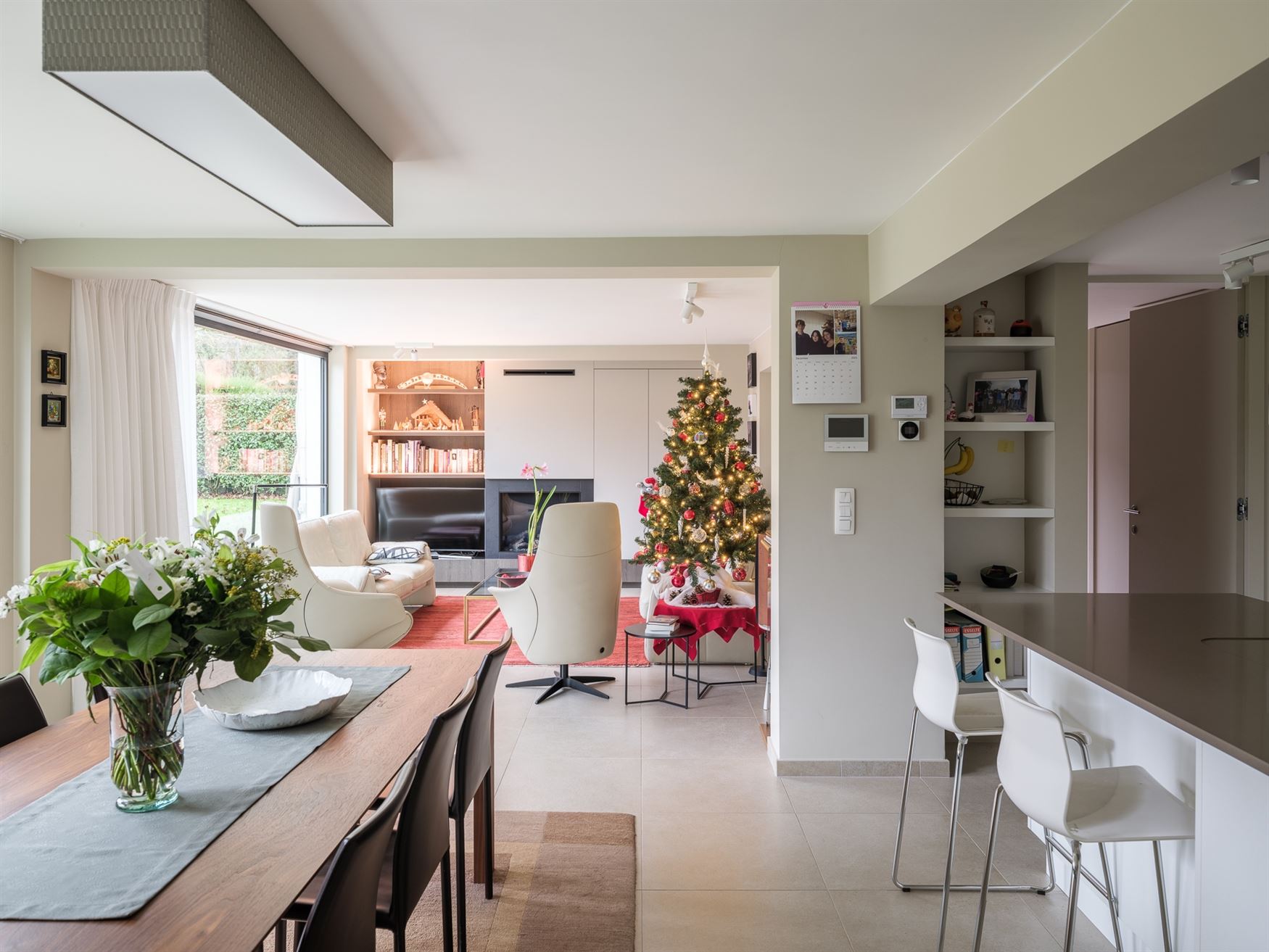 In het gegeerde en rustige Rijvisschepark te Zwijnaarde bevindt zich deze volledig gerenoveerde, luxueus afgewerkte eigendom met een uitzonderlijke EP...