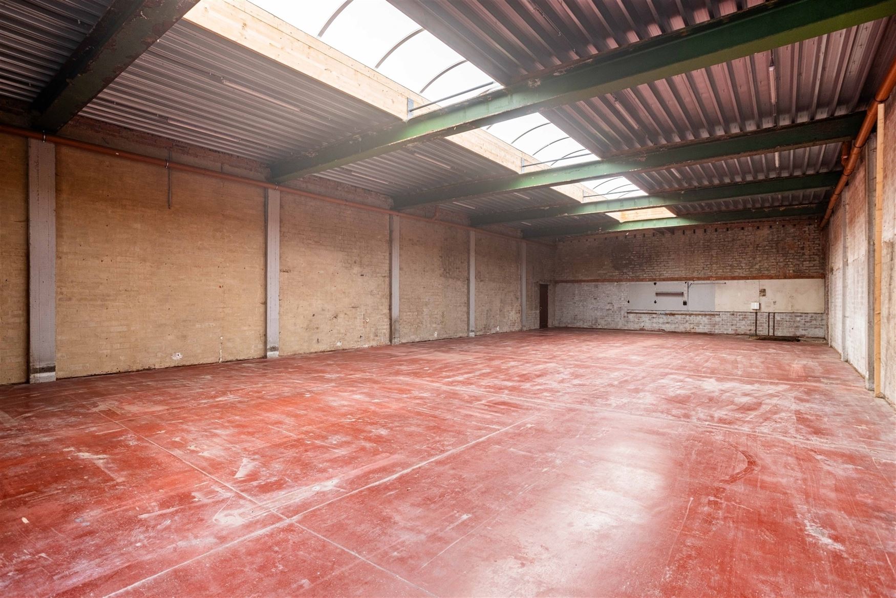 Dit veelzijdige pand is uitstekend gelegen langs de Hundelgemsesteenweg in Merelbeke, een commerciële topligging met sterke zichtbaarheid en vlotte v...