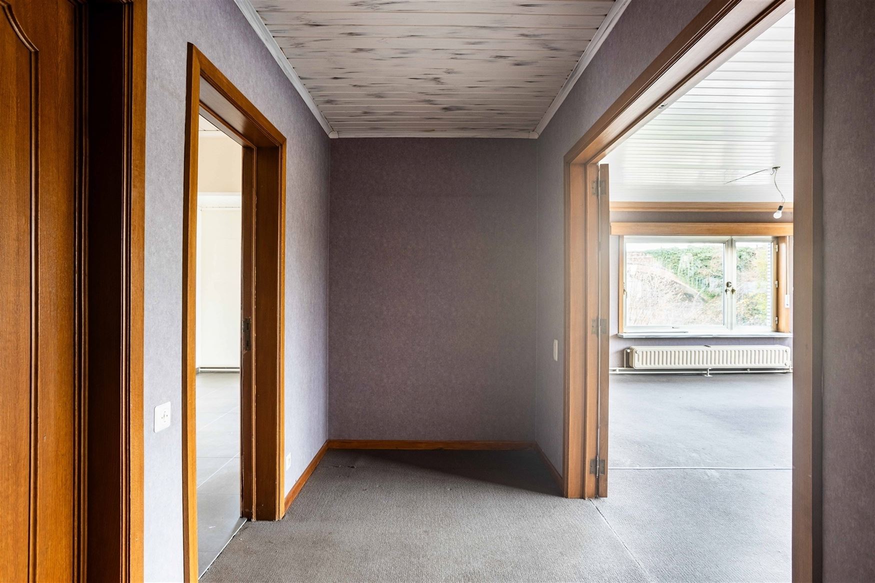 Dit veelzijdige pand is uitstekend gelegen langs de Hundelgemsesteenweg in Merelbeke, een commerciële topligging met sterke zichtbaarheid en vlotte v...