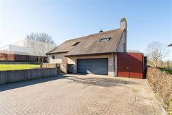 In het groene en rustige Oosterzele, verscholen in een prachtige natuurlijke omgeving, bevindt zich deze indrukwekkende villa die ruimte, comfort en e...