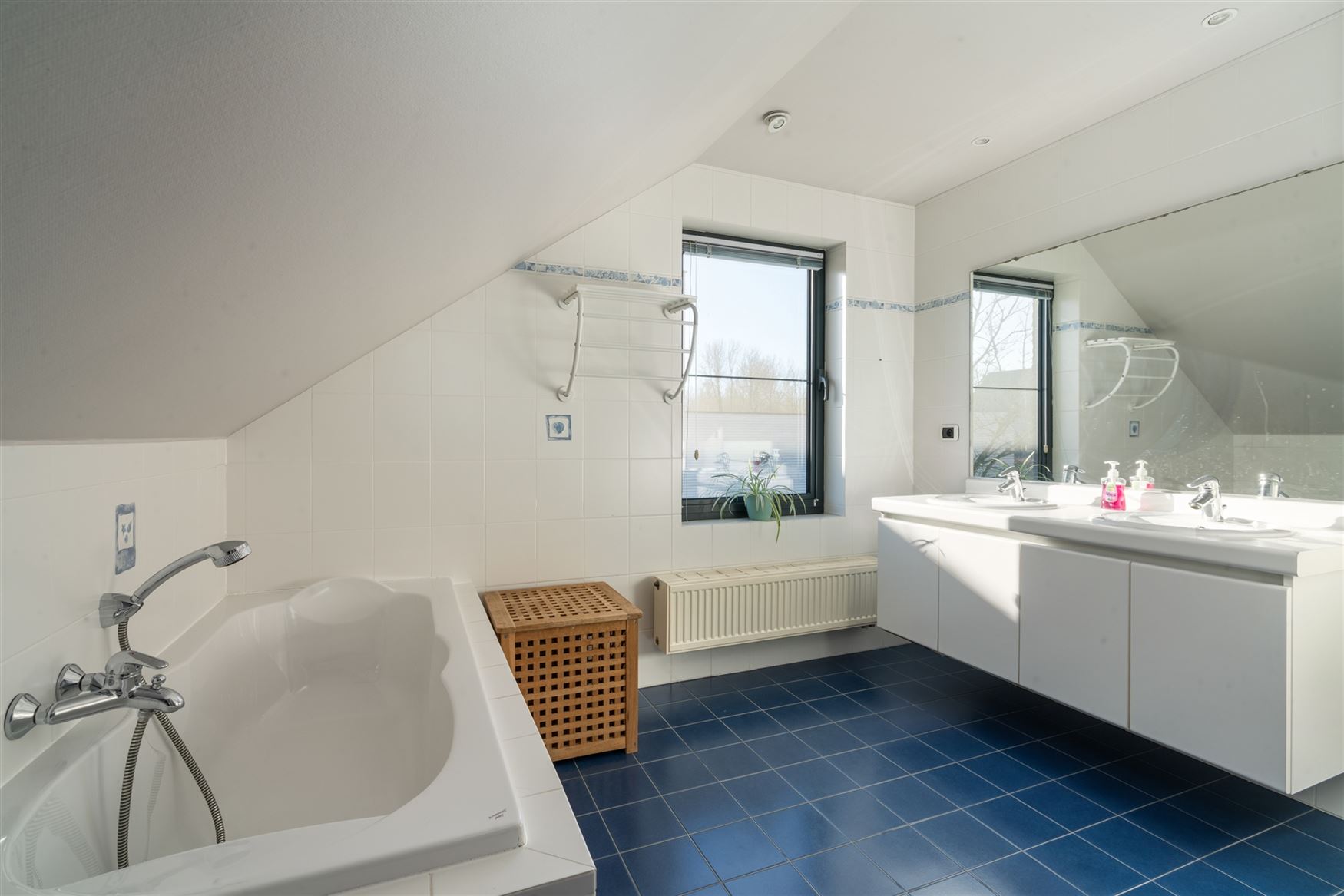 In het groene en rustige Oosterzele, verscholen in een prachtige natuurlijke omgeving, bevindt zich deze indrukwekkende villa die ruimte, comfort en e...