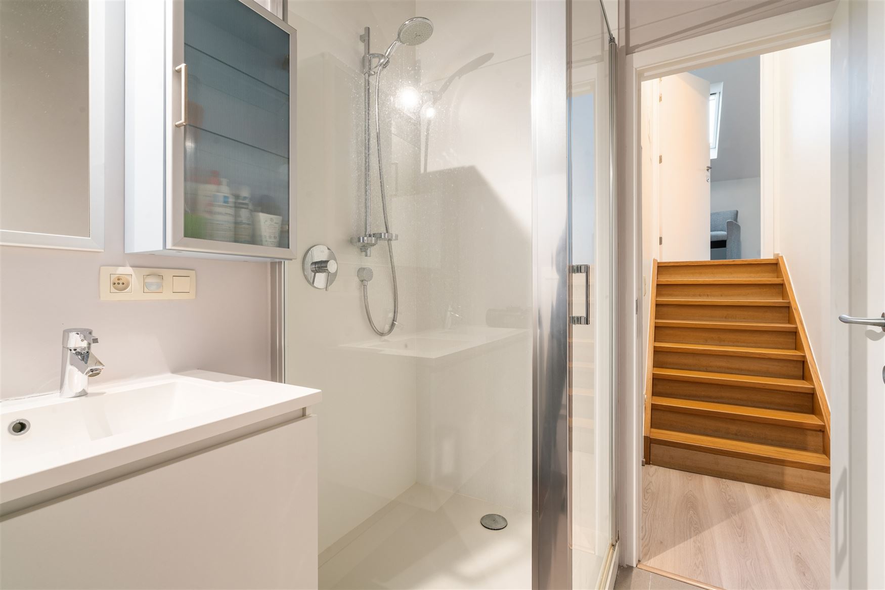 In het groene en rustige Oosterzele, verscholen in een prachtige natuurlijke omgeving, bevindt zich deze indrukwekkende villa die ruimte, comfort en e...