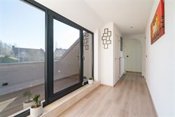 In het groene en rustige Oosterzele, verscholen in een prachtige natuurlijke omgeving, bevindt zich deze indrukwekkende villa die ruimte, comfort en e...