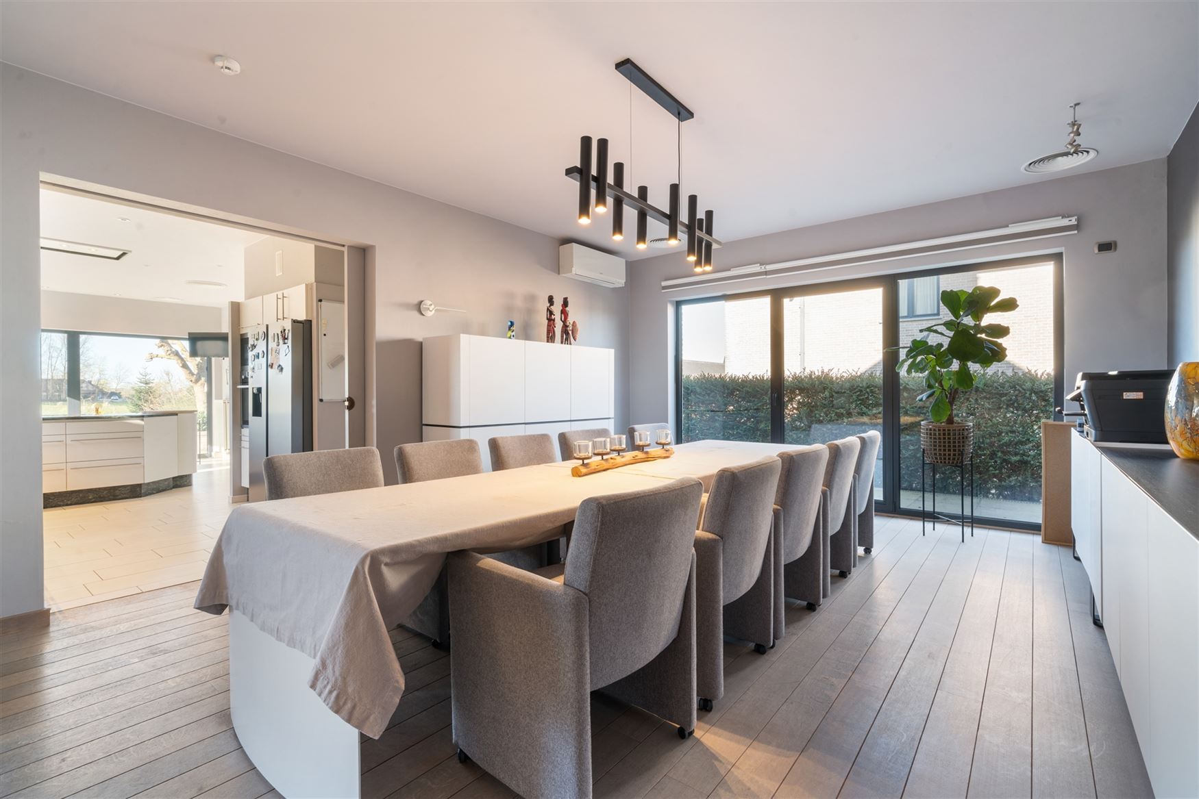 In het groene en rustige Oosterzele, verscholen in een prachtige natuurlijke omgeving, bevindt zich deze indrukwekkende villa die ruimte, comfort en e...