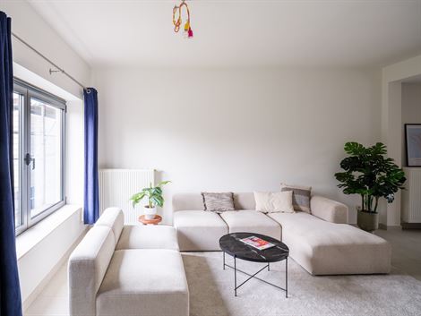 Deze moderne en goed ingedeelde gesloten bebouwing is gelegen in een rustige, residentiële straat in Mariakerke, op een boogscheut van Gent en met vl...