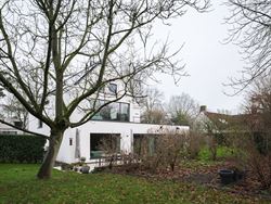 In het gegeerde en rustige Rijvisschepark te Zwijnaarde bevindt zich deze volledig gerenoveerde, luxueus afgewerkte eigendom met een uitzonderlijke EP...