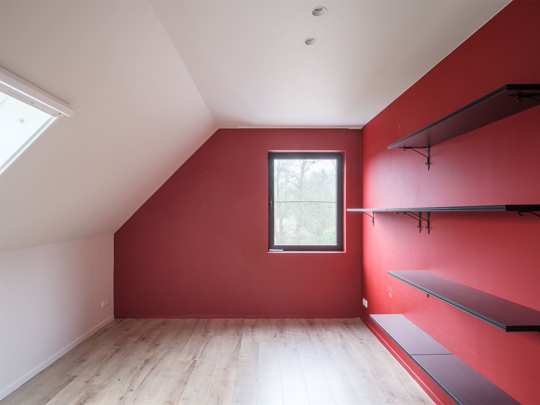 In het gegeerde en rustige Rijvisschepark te Zwijnaarde bevindt zich deze volledig gerenoveerde, luxueus afgewerkte eigendom met een uitzonderlijke EP...