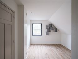 In het gegeerde en rustige Rijvisschepark te Zwijnaarde bevindt zich deze volledig gerenoveerde, luxueus afgewerkte eigendom met een uitzonderlijke EP...