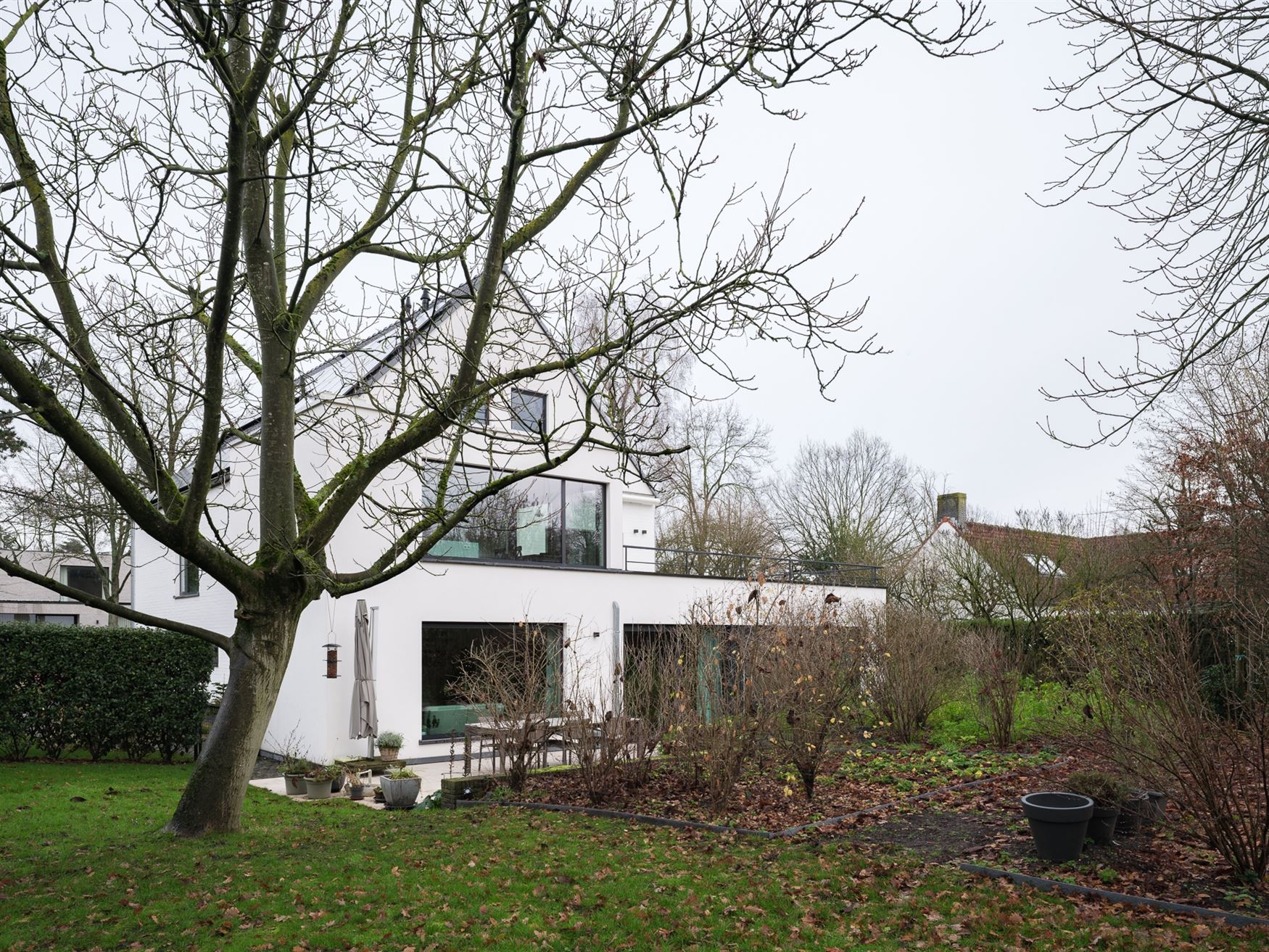 In het gegeerde en rustige Rijvisschepark te Zwijnaarde bevindt zich deze volledig gerenoveerde, luxueus afgewerkte eigendom met een uitzonderlijke EP...