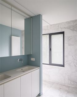 In het gegeerde en rustige Rijvisschepark te Zwijnaarde bevindt zich deze volledig gerenoveerde, luxueus afgewerkte eigendom met een uitzonderlijke EP...