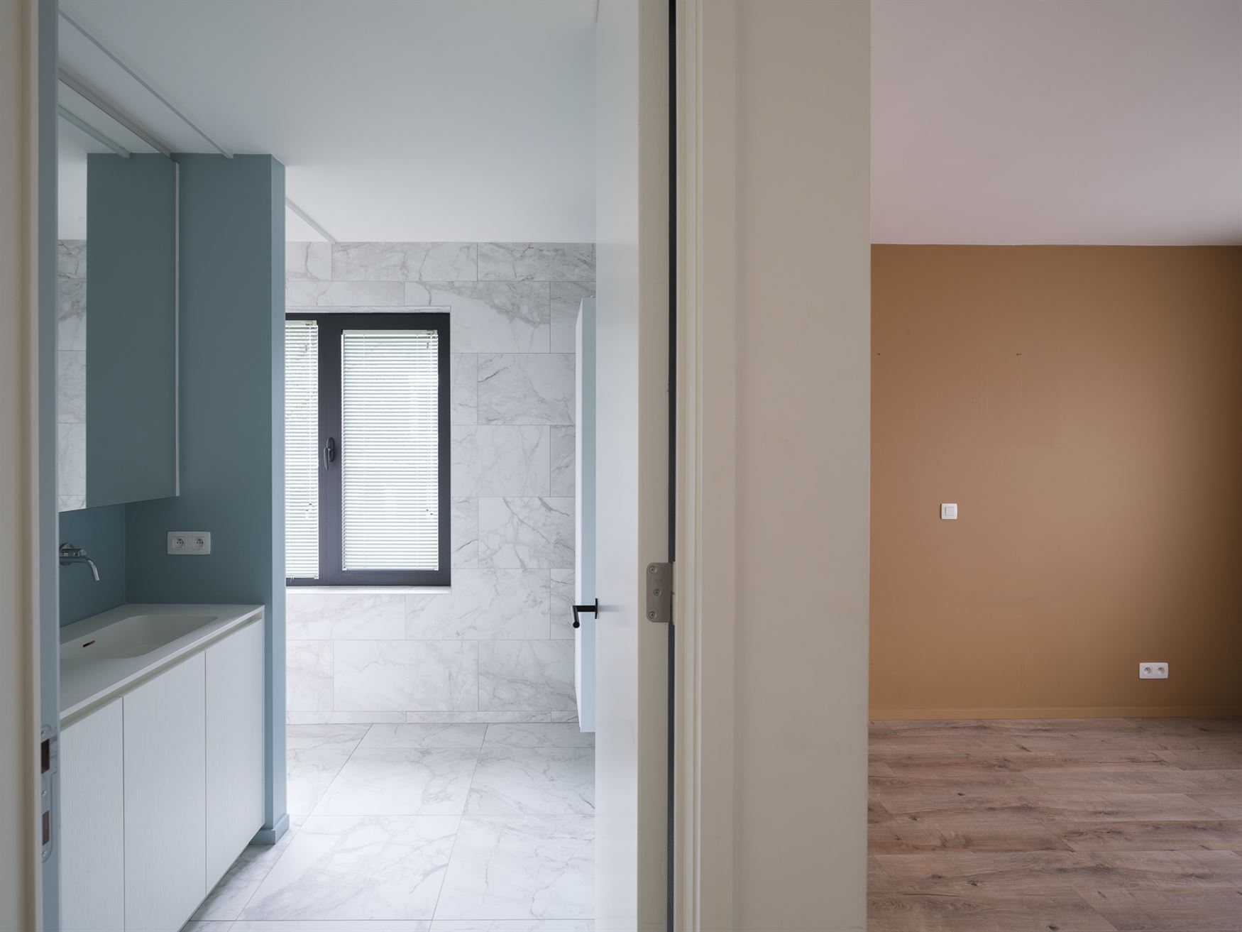 In het gegeerde en rustige Rijvisschepark te Zwijnaarde bevindt zich deze volledig gerenoveerde, luxueus afgewerkte eigendom met een uitzonderlijke EP...