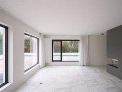 In het gegeerde en rustige Rijvisschepark te Zwijnaarde bevindt zich deze volledig gerenoveerde, luxueus afgewerkte eigendom met een uitzonderlijke EP...