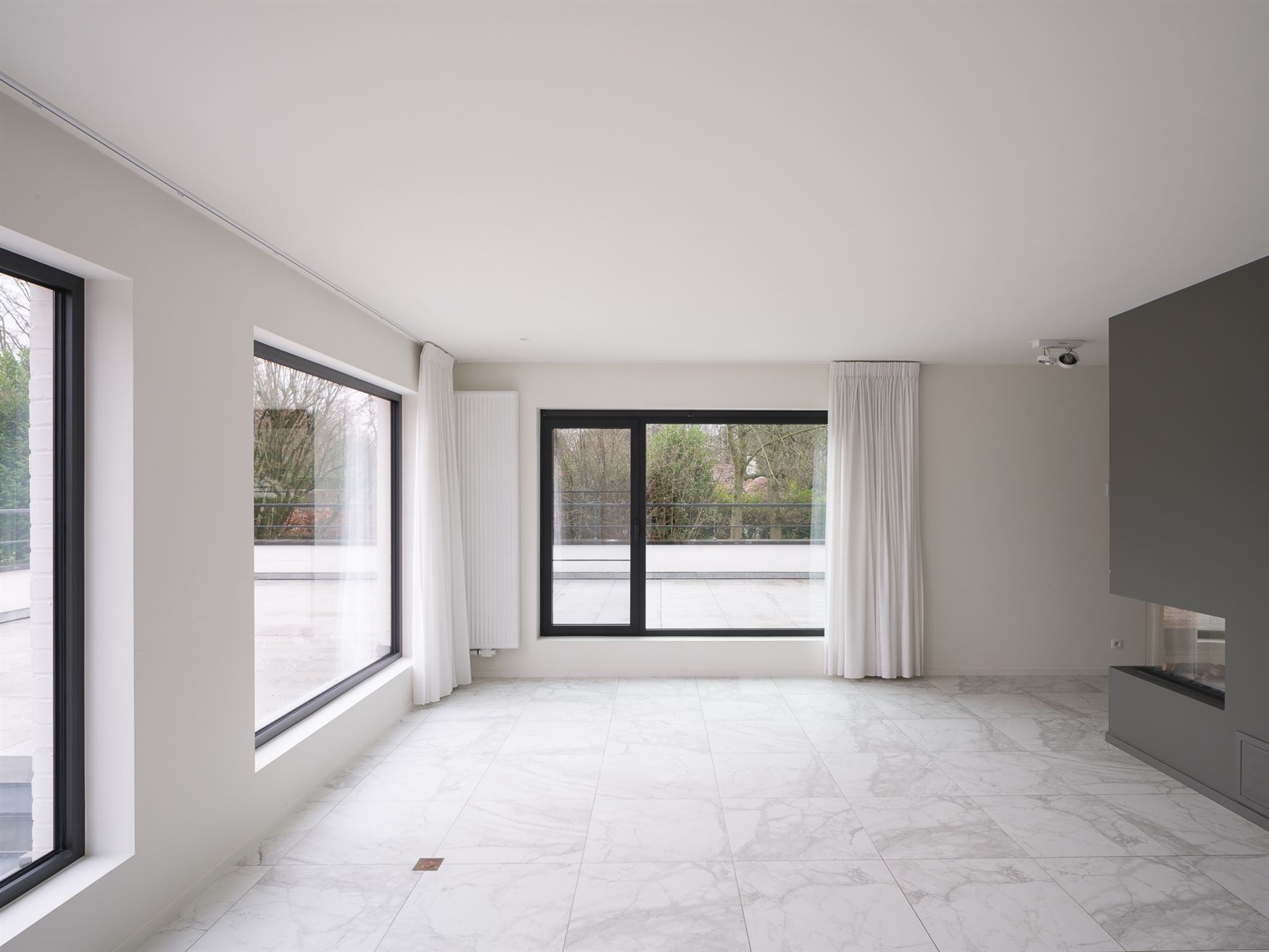 In het gegeerde en rustige Rijvisschepark te Zwijnaarde bevindt zich deze volledig gerenoveerde, luxueus afgewerkte eigendom met een uitzonderlijke EP...