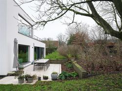 In het gegeerde en rustige Rijvisschepark te Zwijnaarde bevindt zich deze volledig gerenoveerde, luxueus afgewerkte eigendom met een uitzonderlijke EP...