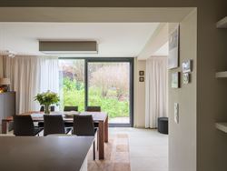 In het gegeerde en rustige Rijvisschepark te Zwijnaarde bevindt zich deze volledig gerenoveerde, luxueus afgewerkte eigendom met een uitzonderlijke EP...