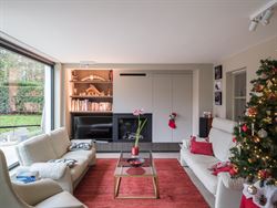 In het gegeerde en rustige Rijvisschepark te Zwijnaarde bevindt zich deze volledig gerenoveerde, luxueus afgewerkte eigendom met een uitzonderlijke EP...