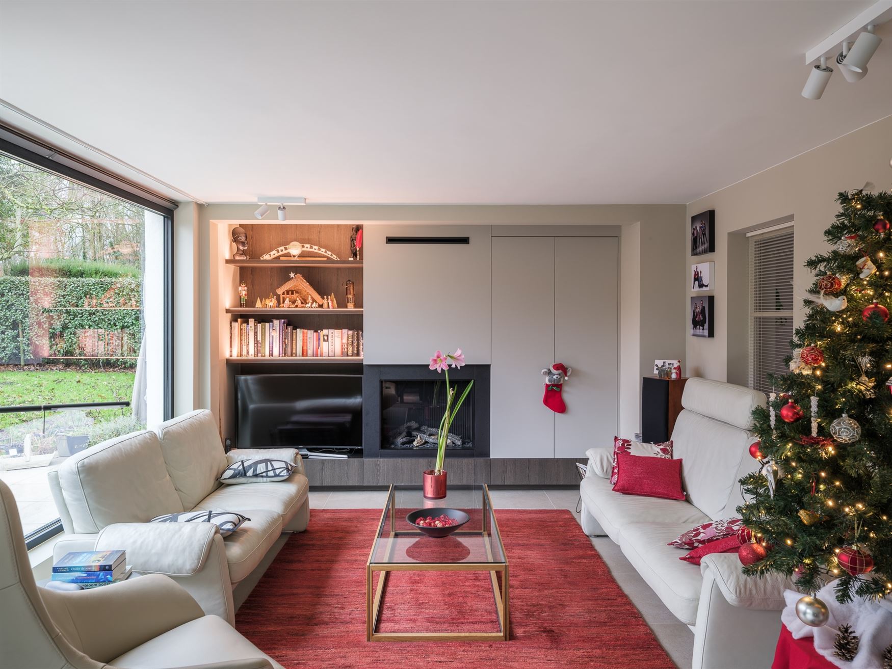 In het gegeerde en rustige Rijvisschepark te Zwijnaarde bevindt zich deze volledig gerenoveerde, luxueus afgewerkte eigendom met een uitzonderlijke EP...