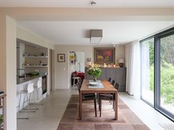 In het gegeerde en rustige Rijvisschepark te Zwijnaarde bevindt zich deze volledig gerenoveerde, luxueus afgewerkte eigendom met een uitzonderlijke EP...