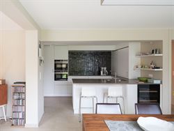 In het gegeerde en rustige Rijvisschepark te Zwijnaarde bevindt zich deze volledig gerenoveerde, luxueus afgewerkte eigendom met een uitzonderlijke EP...