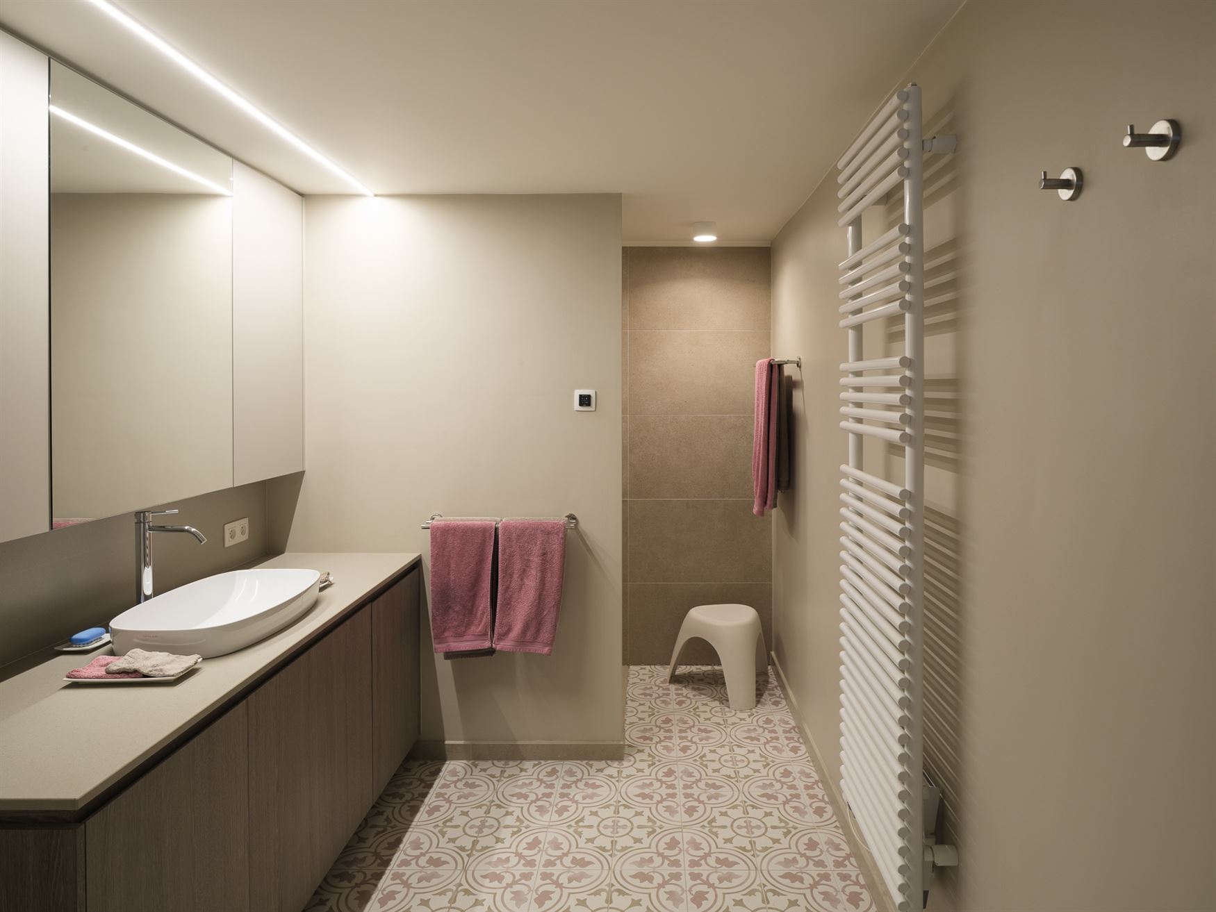 In het gegeerde en rustige Rijvisschepark te Zwijnaarde bevindt zich deze volledig gerenoveerde, luxueus afgewerkte eigendom met een uitzonderlijke EP...