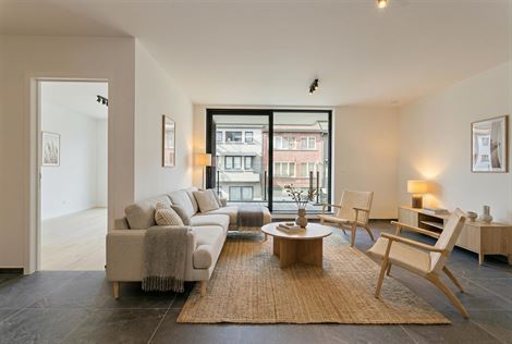 Dit lichtrijke en instapklare appartement is gelegen op een uitstekende, centrale locatie aan de Guido Gezellelaan in Deinze. Dankzij de grote raampar...