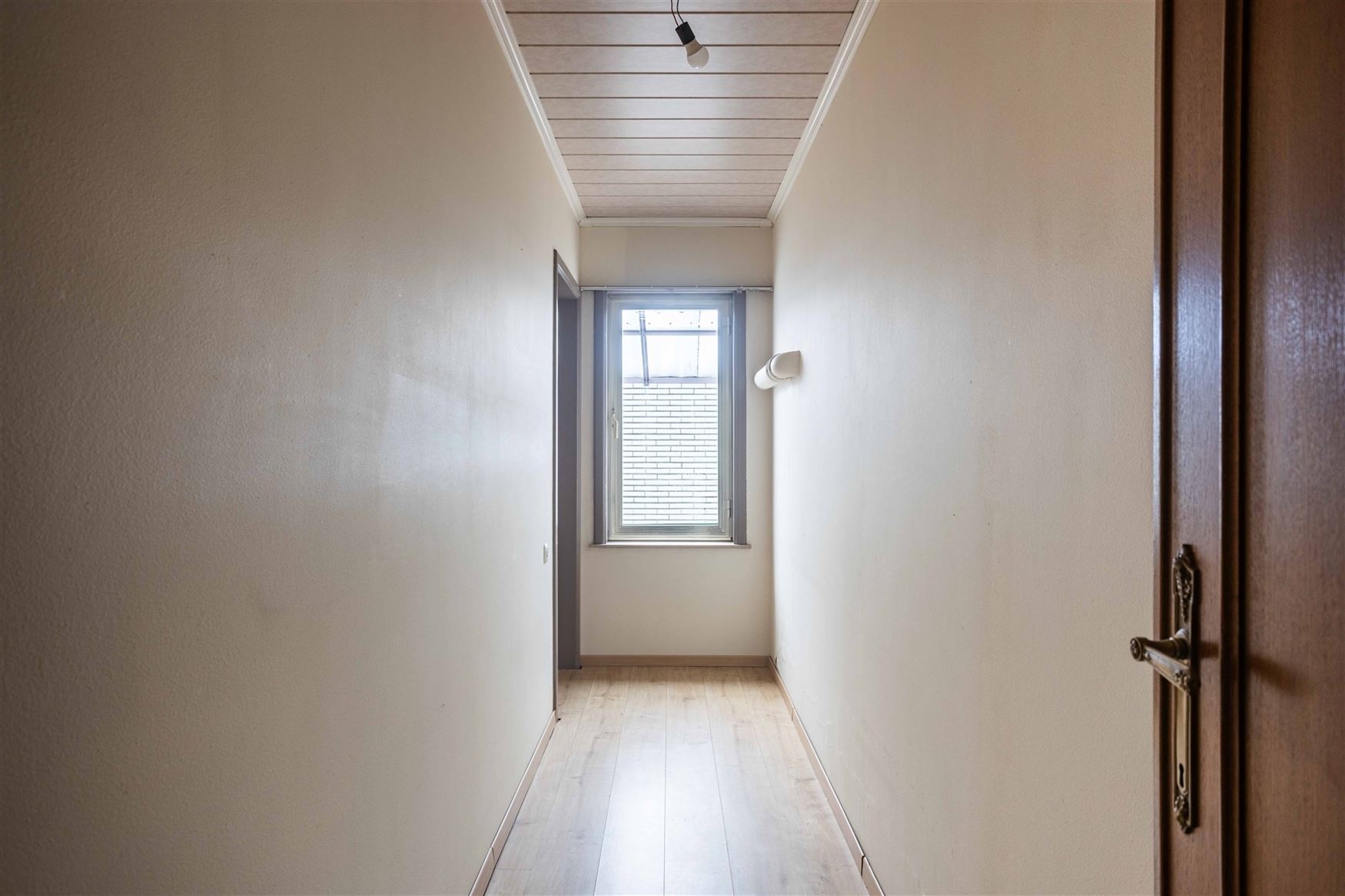 Dit veelzijdige pand is uitstekend gelegen langs de Hundelgemsesteenweg in Merelbeke, een commerciële topligging met sterke zichtbaarheid en vlotte v...