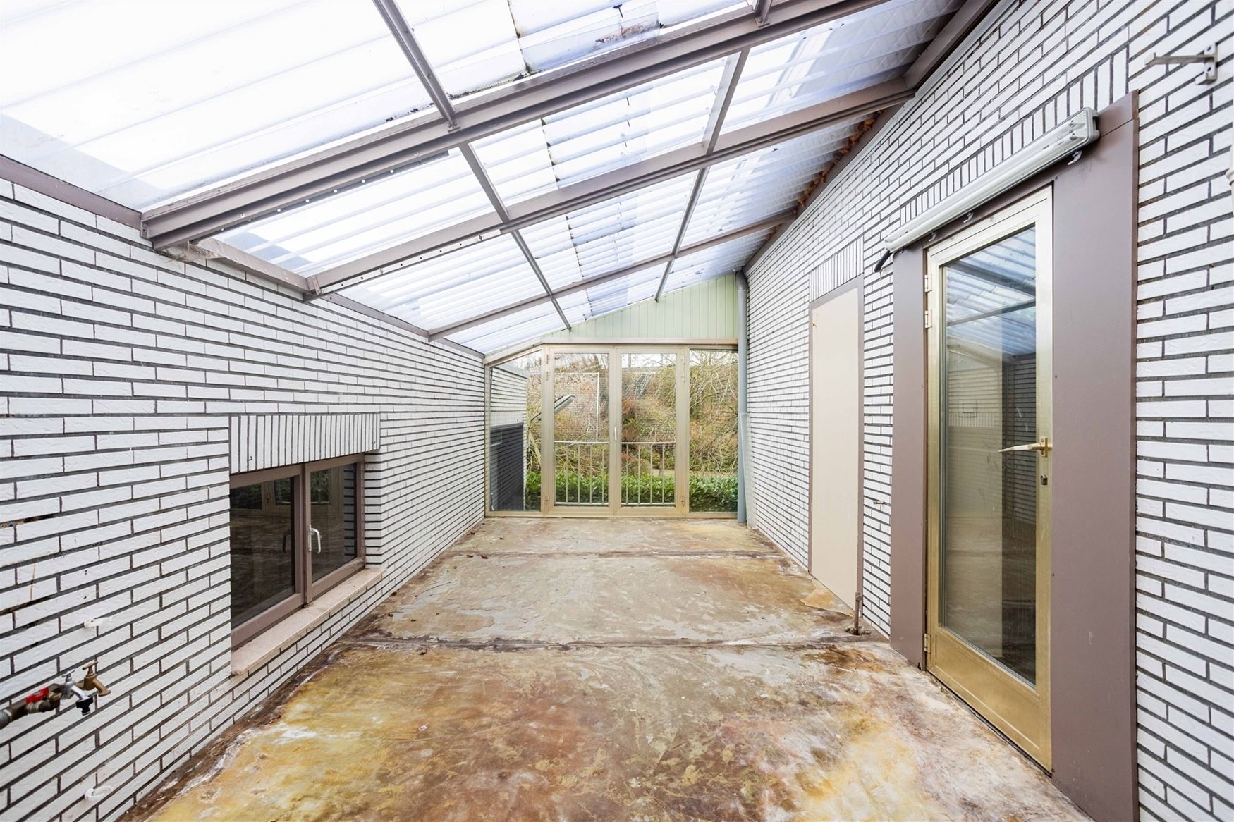 Dit veelzijdige pand is uitstekend gelegen langs de Hundelgemsesteenweg in Merelbeke, een commerciële topligging met sterke zichtbaarheid en vlotte v...