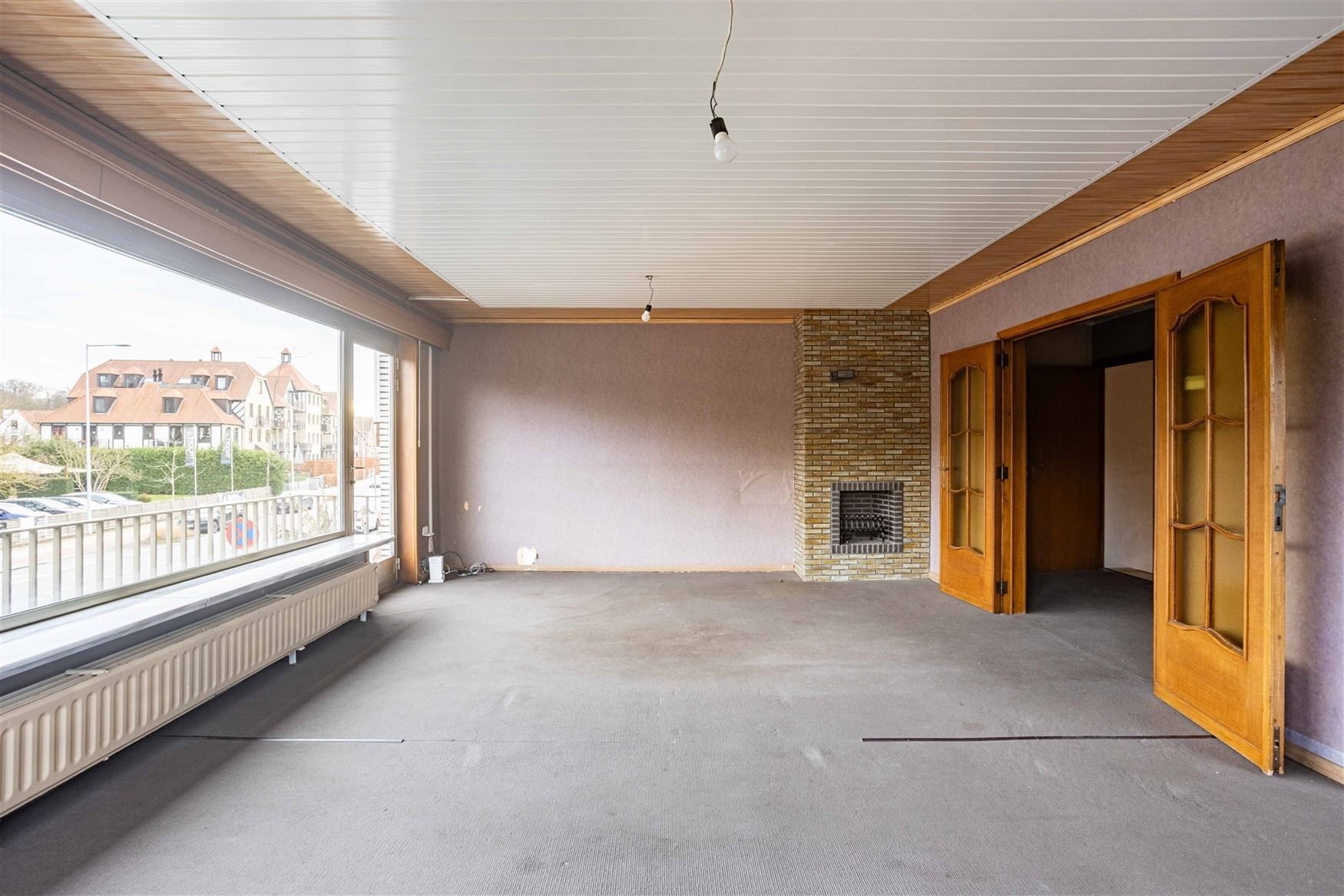 Dit veelzijdige pand is uitstekend gelegen langs de Hundelgemsesteenweg in Merelbeke, een commerciële topligging met sterke zichtbaarheid en vlotte v...