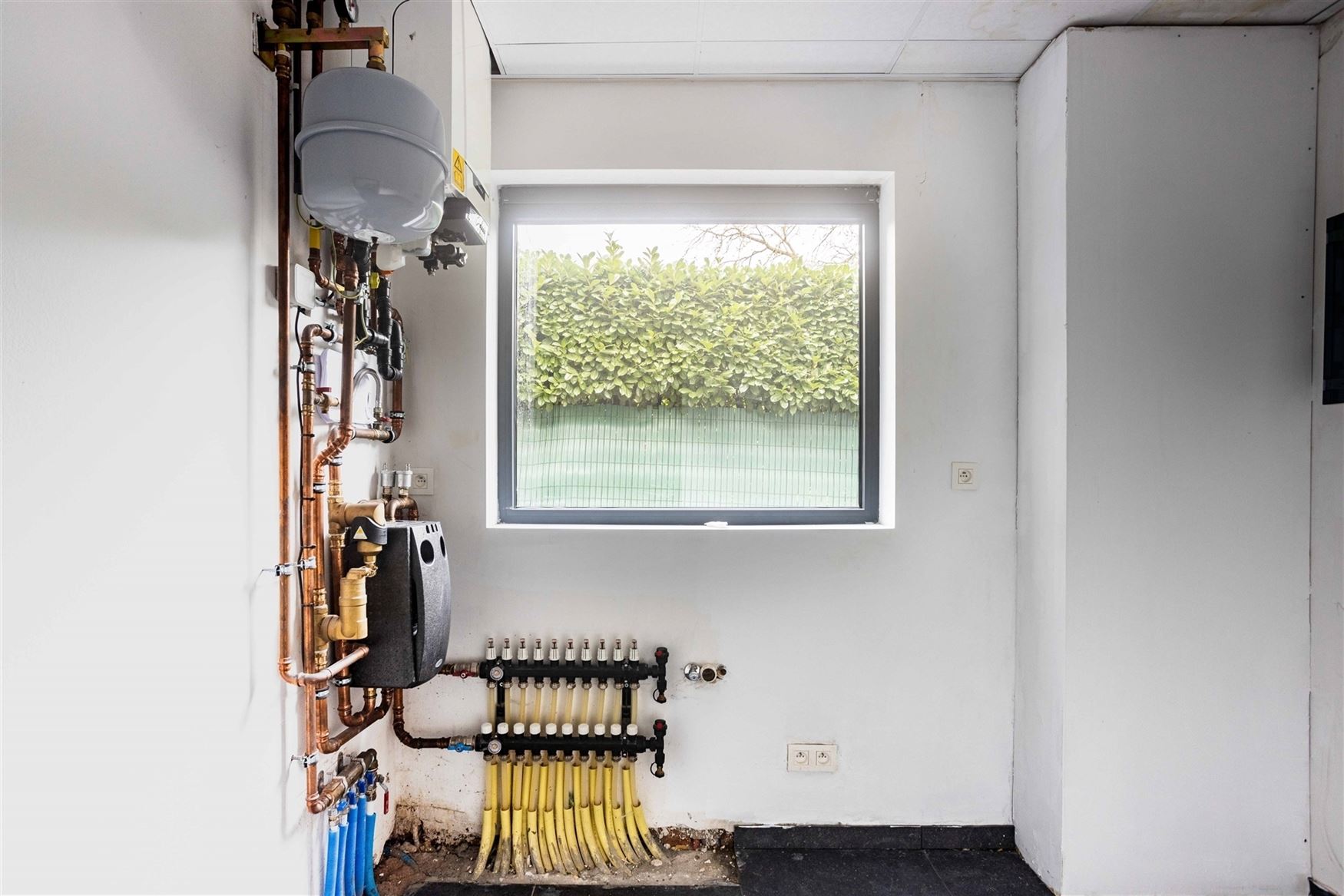 Dit veelzijdige pand is uitstekend gelegen langs de Hundelgemsesteenweg in Merelbeke, een commerciële topligging met sterke zichtbaarheid en vlotte v...