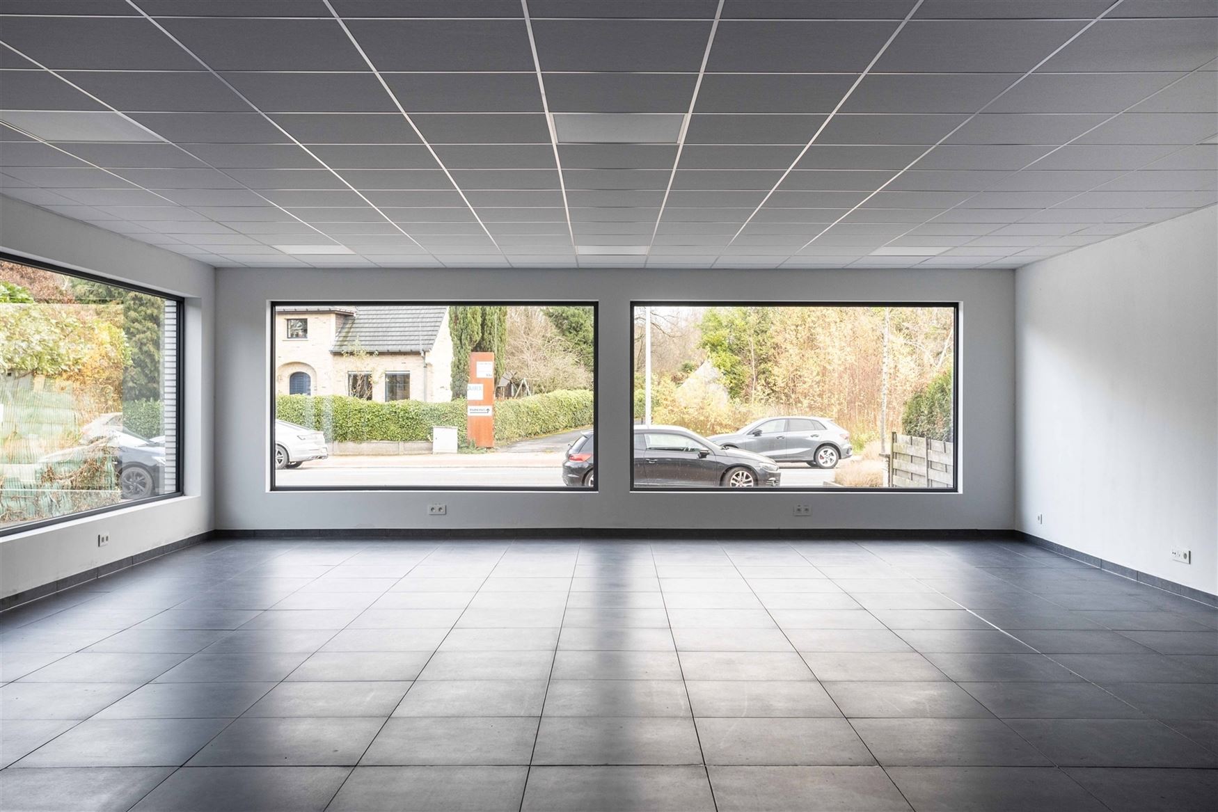 Dit veelzijdige pand is uitstekend gelegen langs de Hundelgemsesteenweg in Merelbeke, een commerciële topligging met sterke zichtbaarheid en vlotte v...