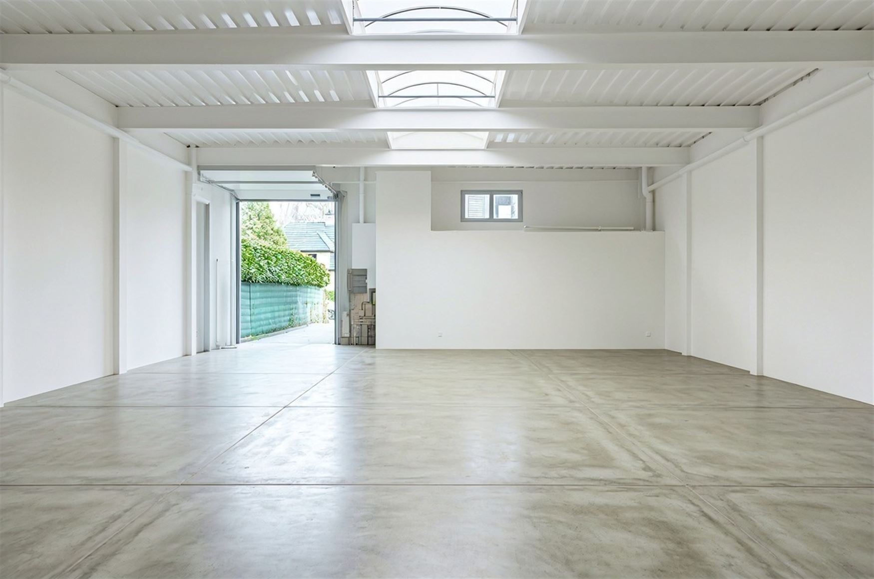 Dit veelzijdige pand is uitstekend gelegen langs de Hundelgemsesteenweg in Merelbeke, een commerciële topligging met sterke zichtbaarheid en vlotte v...