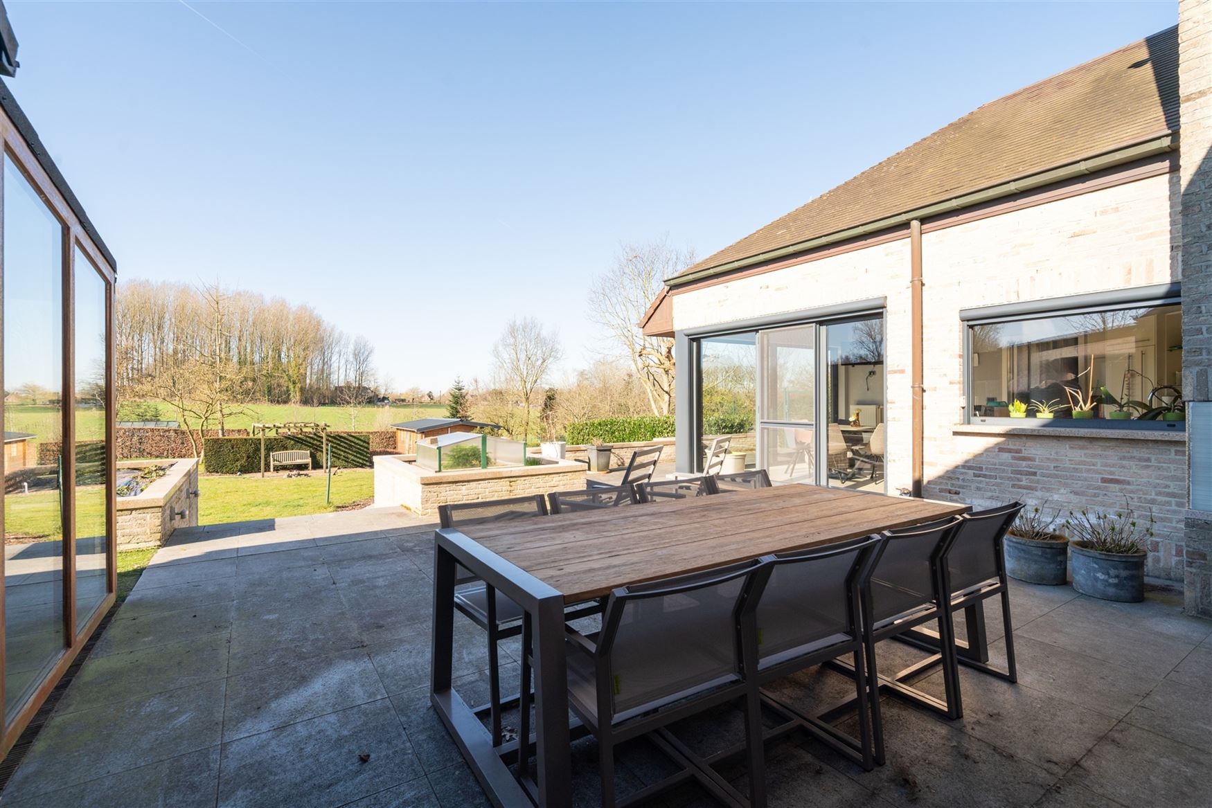 In het groene en rustige Oosterzele, verscholen in een prachtige natuurlijke omgeving, bevindt zich deze indrukwekkende villa die ruimte, comfort en e...