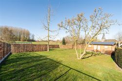 In het groene en rustige Oosterzele, verscholen in een prachtige natuurlijke omgeving, bevindt zich deze indrukwekkende villa die ruimte, comfort en e...