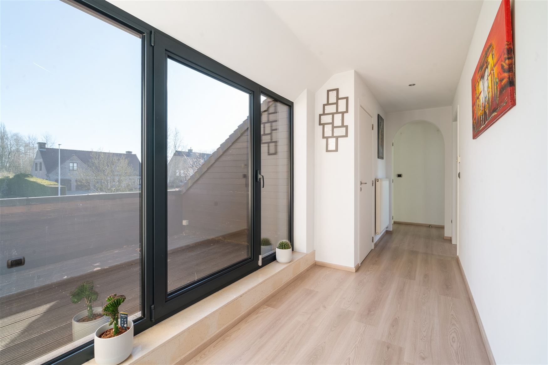 In het groene en rustige Oosterzele, verscholen in een prachtige natuurlijke omgeving, bevindt zich deze indrukwekkende villa die ruimte, comfort en e...