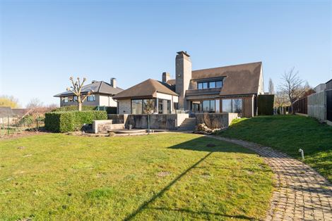 In het groene en rustige Oosterzele, verscholen in een prachtige natuurlijke omgeving, bevindt zich deze indrukwekkende villa die ruimte, comfort en e...