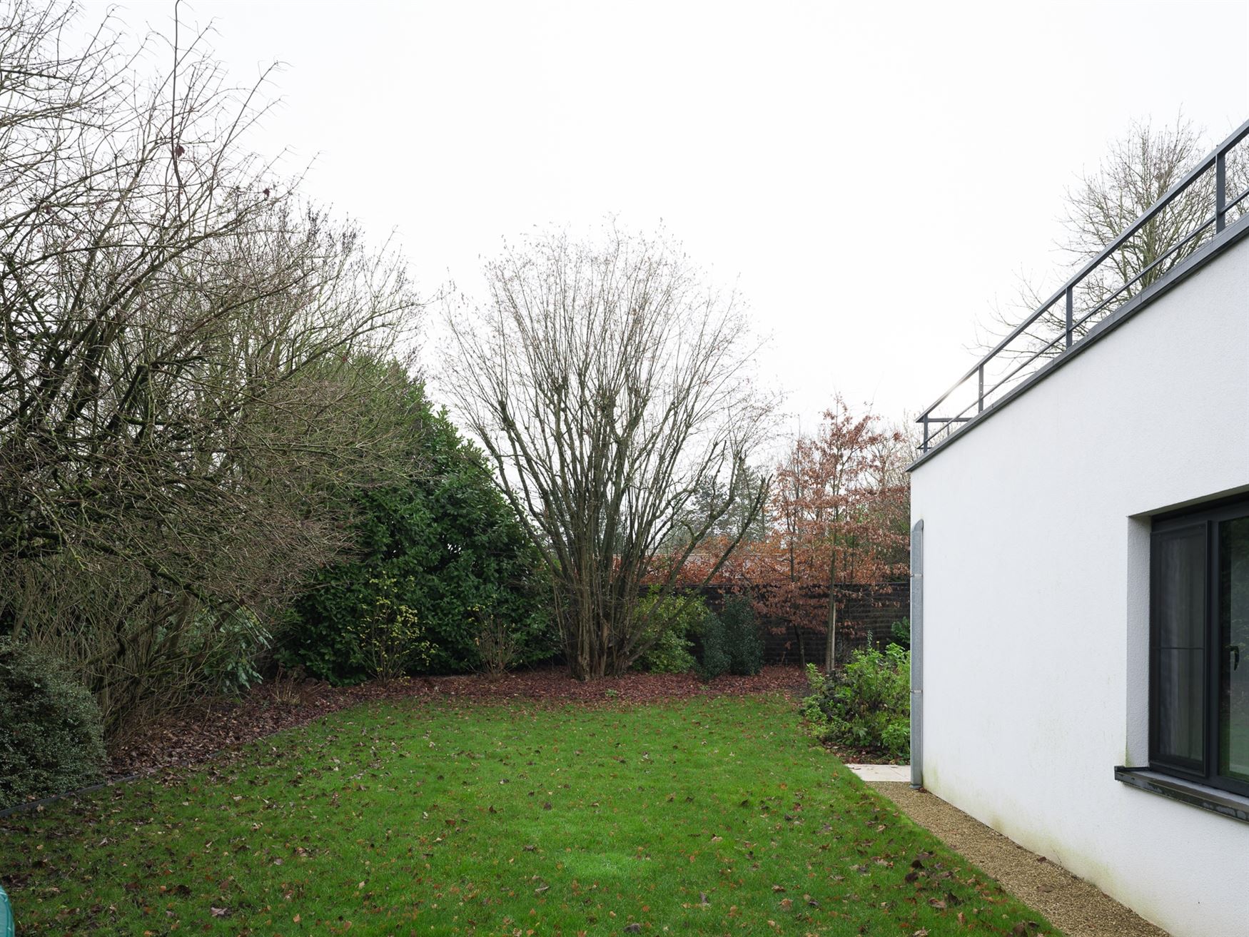 In het gegeerde en rustige Rijvisschepark te Zwijnaarde bevindt zich deze volledig gerenoveerde, luxueus afgewerkte eigendom met een uitzonderlijke EP...