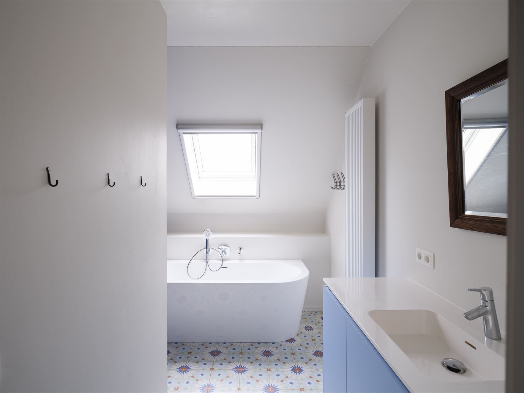 In het gegeerde en rustige Rijvisschepark te Zwijnaarde bevindt zich deze volledig gerenoveerde, luxueus afgewerkte eigendom met een uitzonderlijke EP...